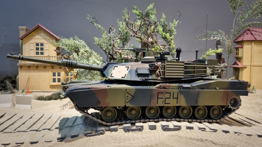 RC Panzer "M1A2 Abrams" 1:16 Heng Long -Rauch&Sound, Stahlgetriebe, Metallketten, 2,4Ghz V7.0 - Upg-A-18168