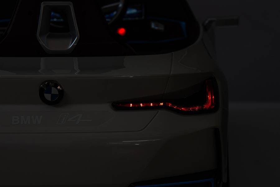 Elektro Kinderfahrzeug "BMW i4" - lizenziert - 12V7A Akku, 2 Motoren- 2,4Ghz Fernsteuerung, MP3, Ledersitz+EVA-18277